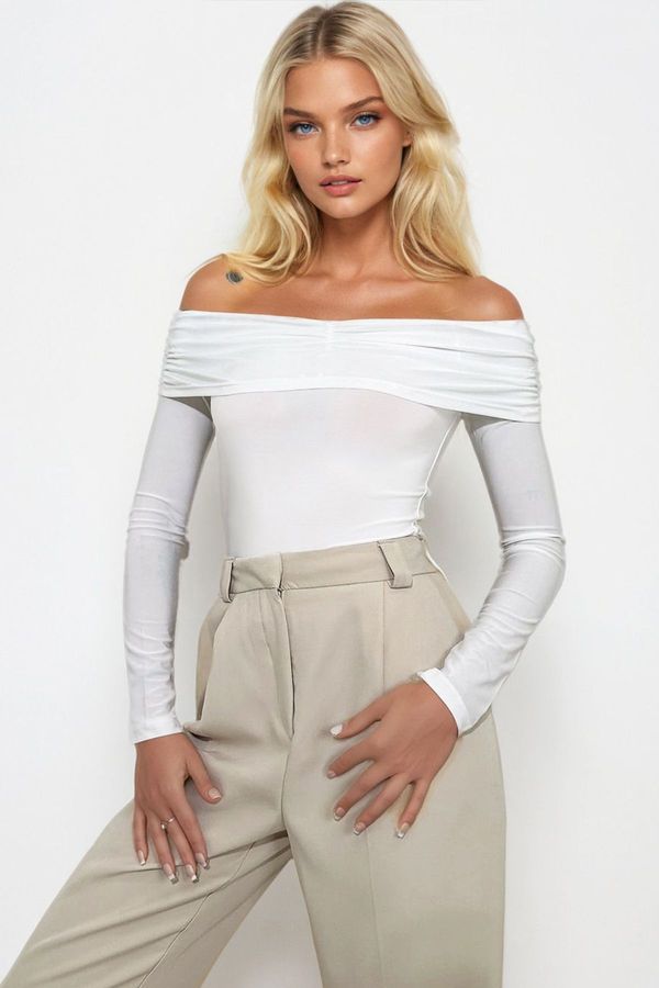 Trend Alaçatı Stili Trend Alaçatı Stili Women's White Madonna Neck Draped Front Sandy Blouse