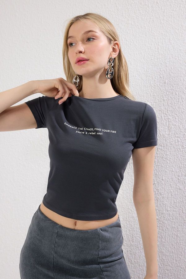 Trendyol Trendyol Anthracite Slogan Printed Crop Fitted/Fits Body Knitted T-Shirt