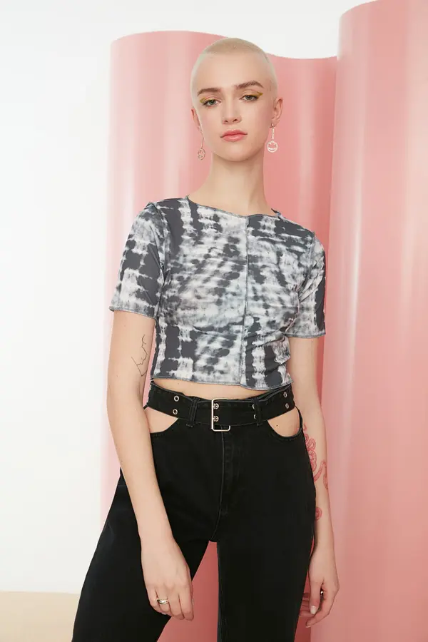 Trendyol Trendyol Anthracite Tie-Dye Printed Fitted/Skinned Crop Crewneck Flexible Knitted Blouse