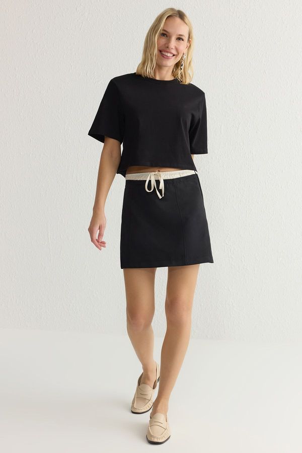 Trendyol Trendyol Black Waist White Fabric and Belt Detailed Mini Length Woven Skirt