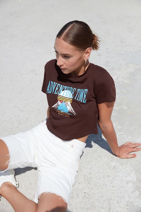 Trendyol Trendyol Brown 100% Cotton Printed Basic Crop Crew Neck Knitted T-Shirt