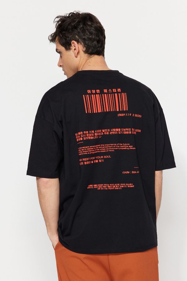 Trendyol Trendyol черен мъжки извънгабаритни/широки нарязани екипажа врата къс ръкав азиатски печатни 100% памук тениска.