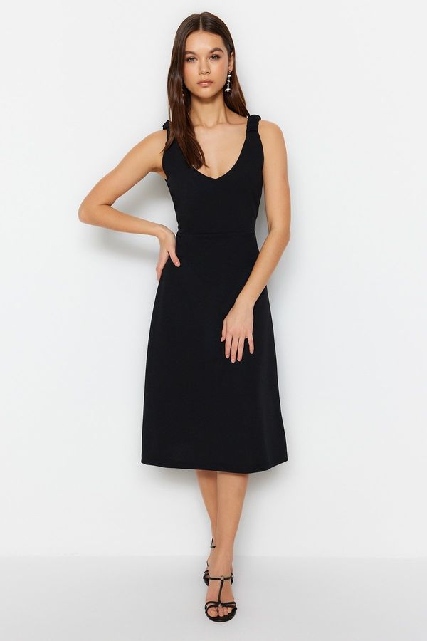 Trendyol Trendyol черна плетена креп рокля с Gipe подробни A-line Midi V-образно деколте и презрамки