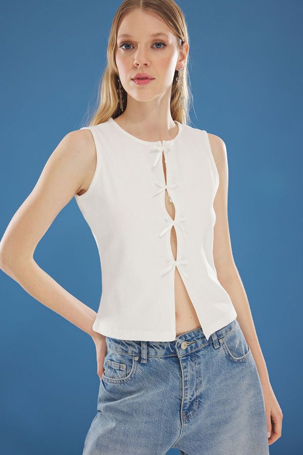 Trendyol Trendyol Ecru Ribbon Detail Zero Arm Crew Neck Fitted Elastic Ribbed Knitted Blouse