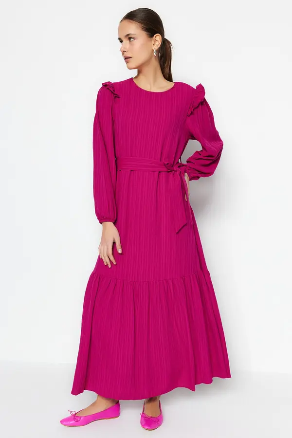 Trendyol Trendyol Fuchsia Belted Viscose-Mixed Woven Dress с разрошена тапицерия около раменете.
