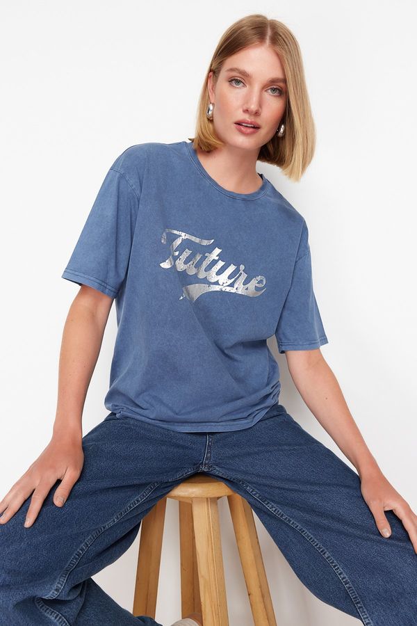 Trendyol Trendyol Indigo Slogan Printed Relaxed/Comfortable Fit Crew Neck Washable Knitted T-Shirt