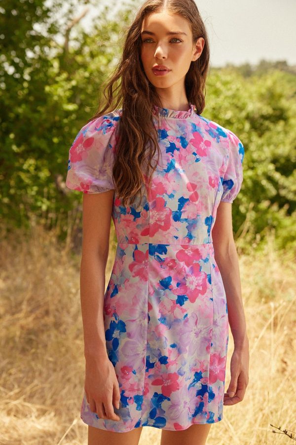 Trendyol Trendyol синьо високо деколте цветен модел облицована мини тъкани тъкани рокля