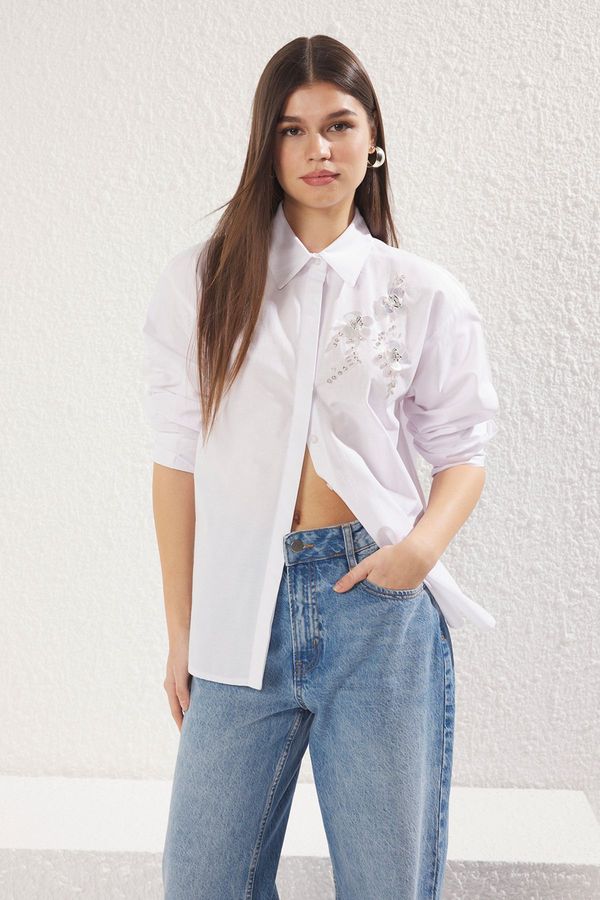 Trendyol Trendyol White Front Flower Aksusar Detail Oversize Wide Cut Shirt
