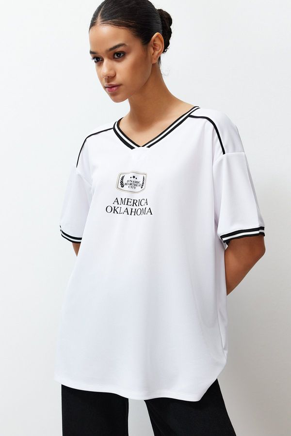 Trendyol Trendyol White Slogan Printed Oversize/Wide Cut V-Neck Knitted T-Shirt
