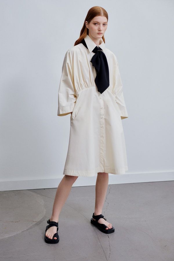 Trendyol Trendyol X Kevser Sarıoğlu бежов подигравателен и джоб подробни 100% памук тъкани Poplin риза