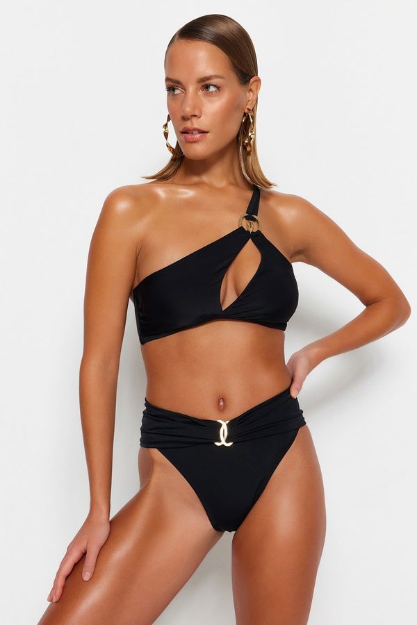 Trendyol Trendyol X Moeva Black One-Shoulder Bikini Top With Accessory Detail