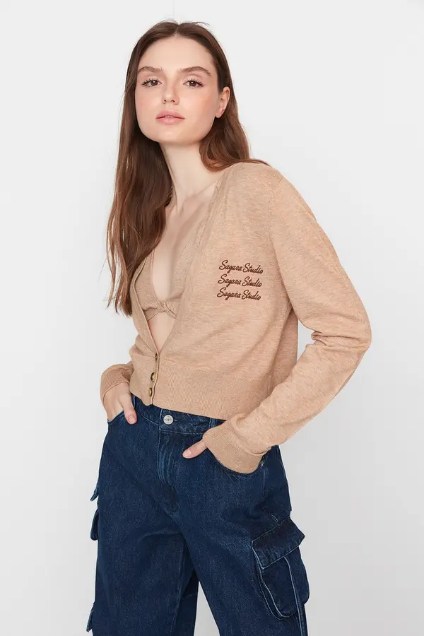 Trendyol Trendyol X Sagaza Studio Светло кафява бродерия Подробна трикотажна жилетка