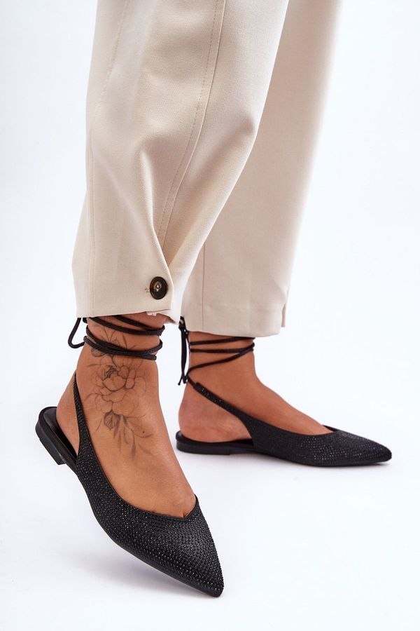 Kesi Women weaving ballerinas decorated with bags of black yang