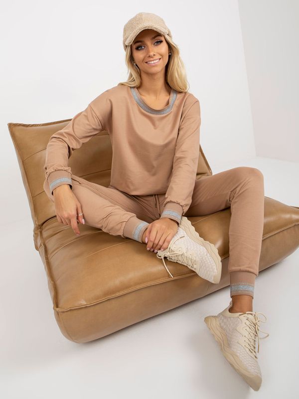 Fashionhunters Women's camel tracksuit with hoodless sweatshirt