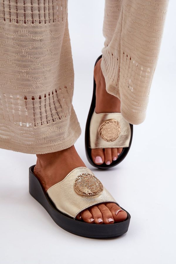 Zazoo Zazoo 2920 Кожени дамски сандали на танкетка със златни детайли Златни