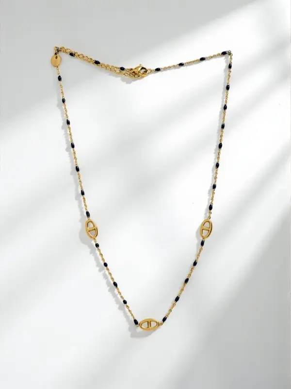 Resti Златна огърлица Aurelia Nero с черни мъниста