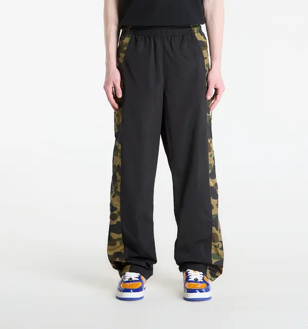 A BATHING APE Потници A BATHING APE 1St Camo Relaxed Fit Track Pants Green M