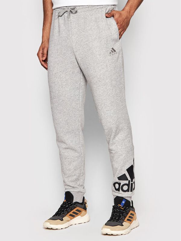 adidas adidas Долнище анцуг Essentials GK8978 Сив Regular Fit