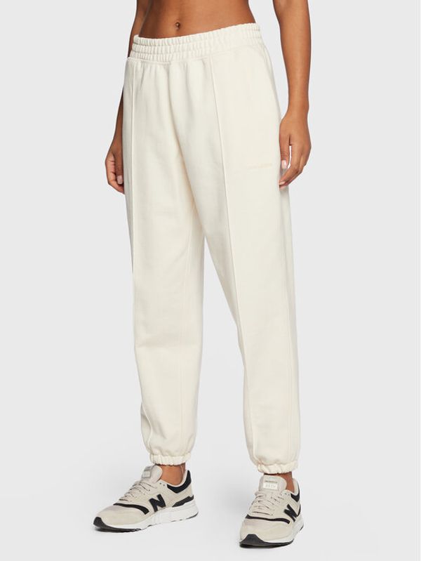 New Balance New Balance Долнище анцуг Athletics Nature WP23553 Екрю Relaxed Fit