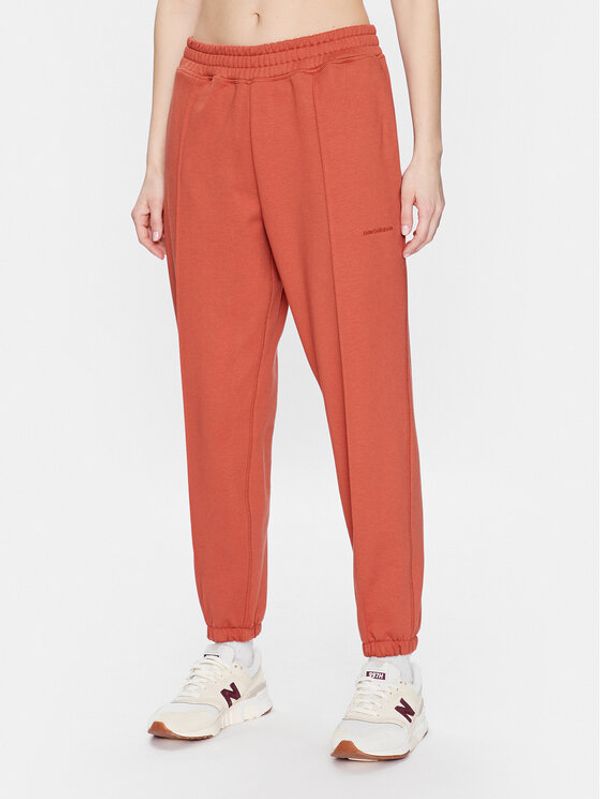 New Balance New Balance Долнище анцуг Athletics Nature WP23553 Кафяв Relaxed Fit