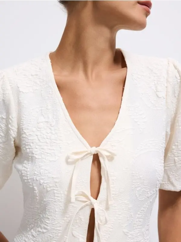 Mohito Mohito - Блуза с детайл възел - кремaво