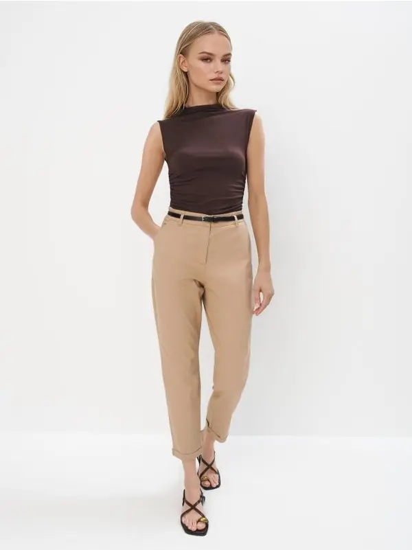 Mohito Mohito - Чино панталон с колан - кафяво