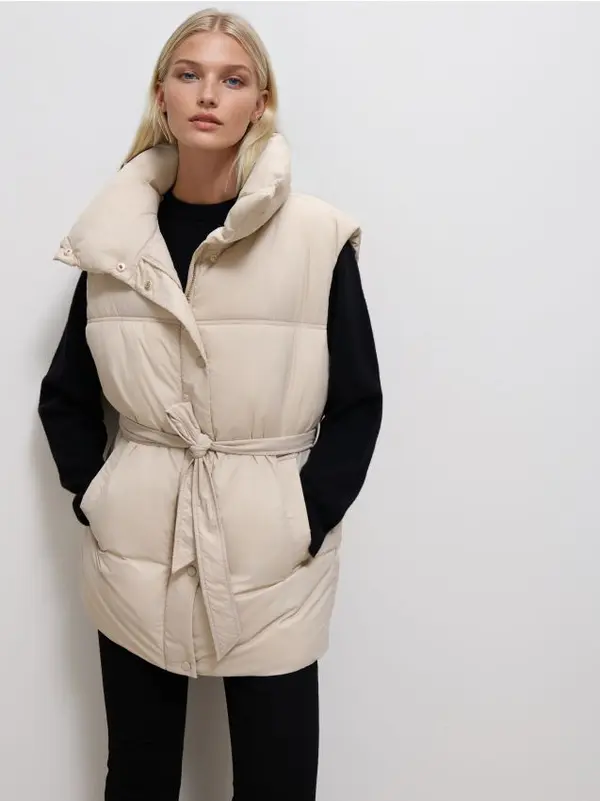 Mohito Mohito - Капитониран елек - бежово