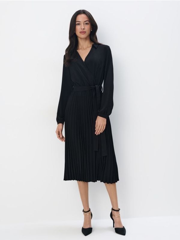 Mohito Mohito - Миди рокля с деколте тип плик - черен