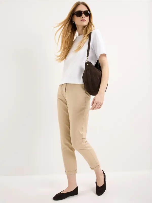 Mohito Mohito - Панталон chino slim с колан - бежово