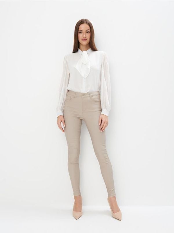 Mohito Mohito - Промазан панталон skinny - бежово