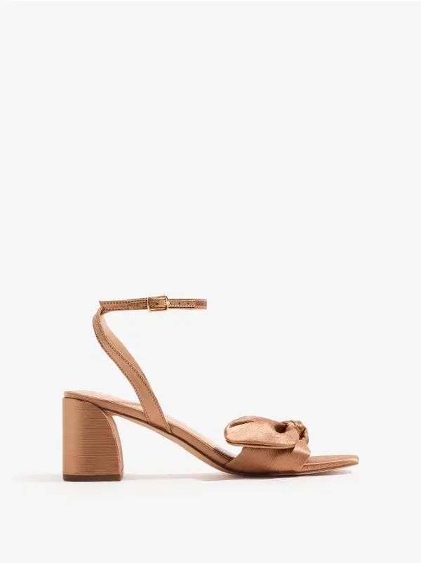 Mohito Mohito - Сандали с квадратен ток - бежово