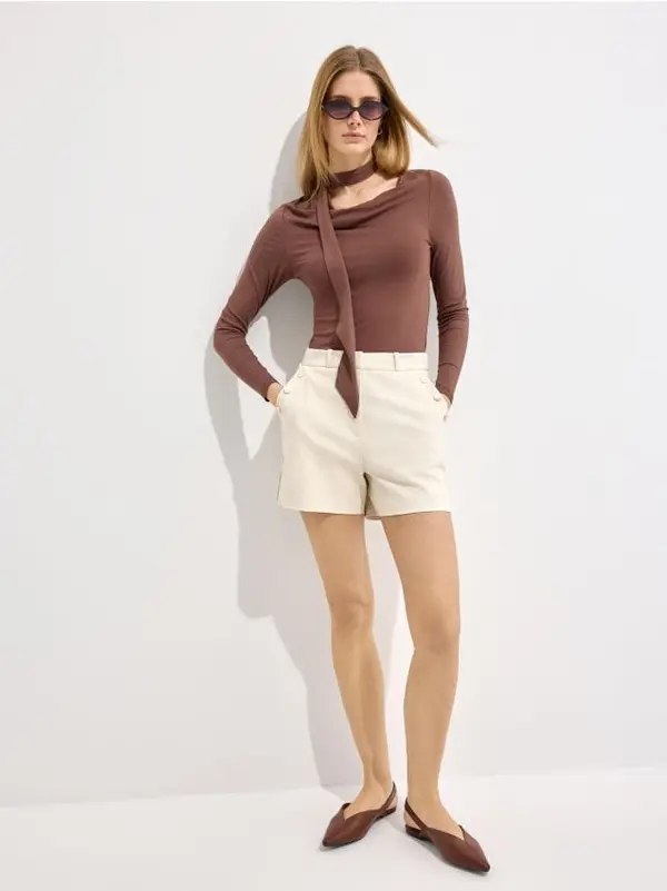 Mohito Mohito - Шорти с декоративни копчета - бежово