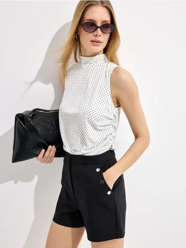 Mohito Mohito - Топ с изправена якичка - кремaво