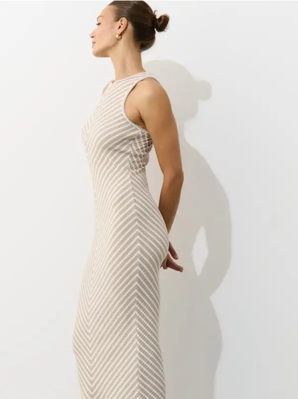 Mohito Mohito - Трикотажна миди рокля - бежово