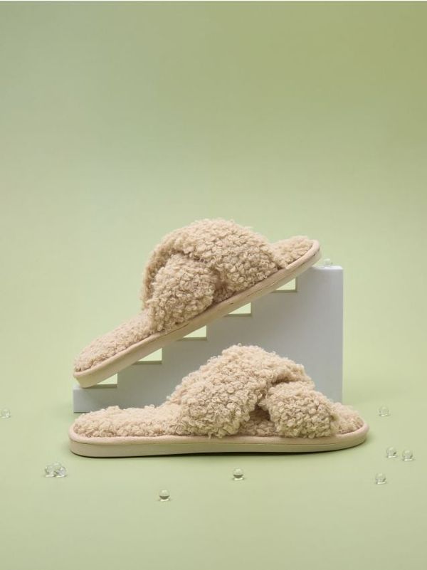 Sinsay Sinsay - Пантофи teddy - телесен цвят