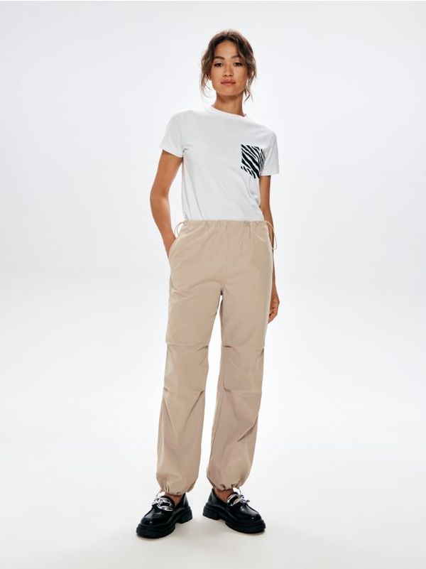 Sinsay Sinsay - Свободни панталони - телесен цвят