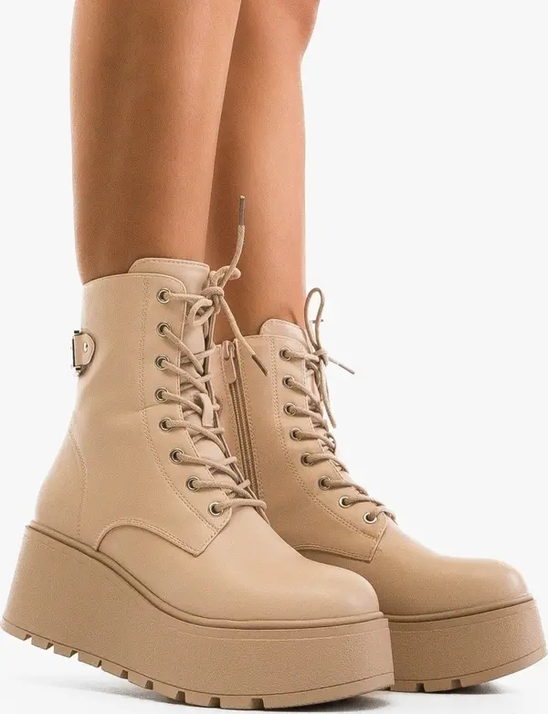 Carolie Боти Gaan Бежов