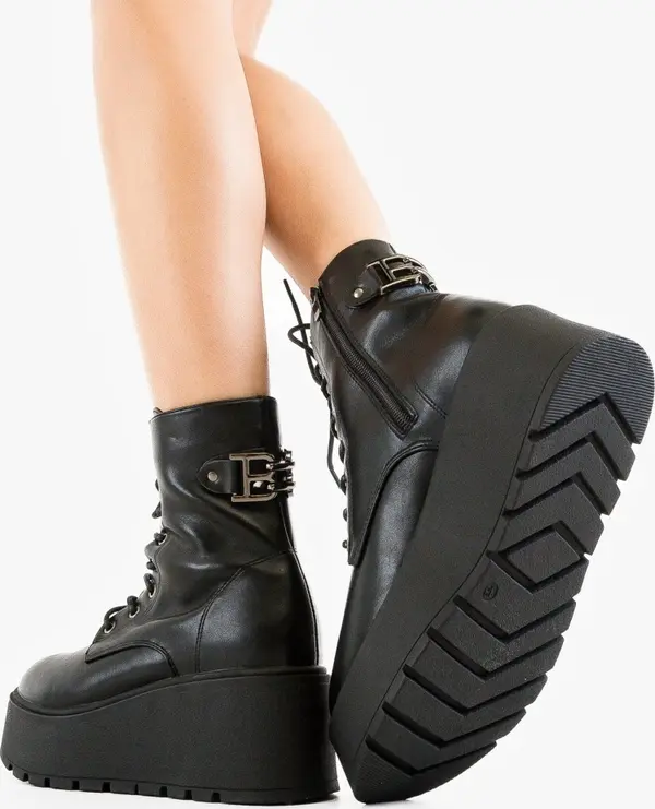 Carolie Боти Gaan Черни