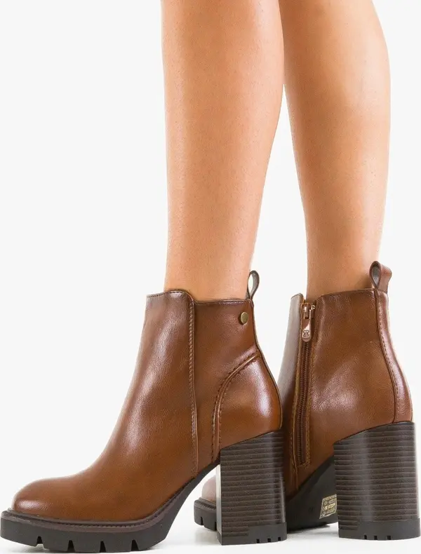 Ali Ботини Lowri Камел