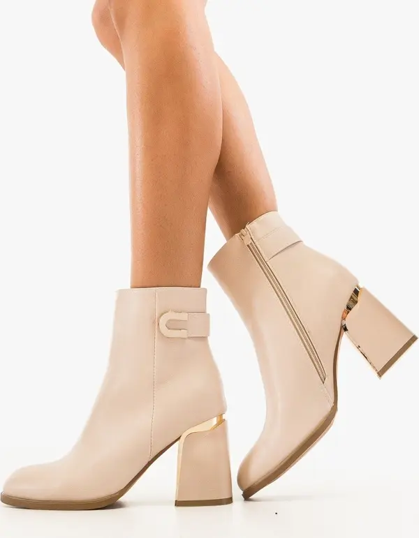 Carolie Ботини Sammy Бежов