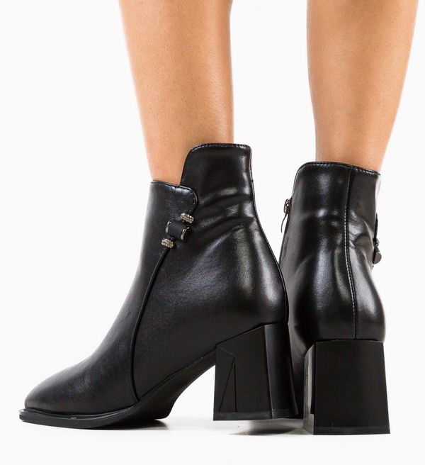 Zoha Ботини Valbon Черни