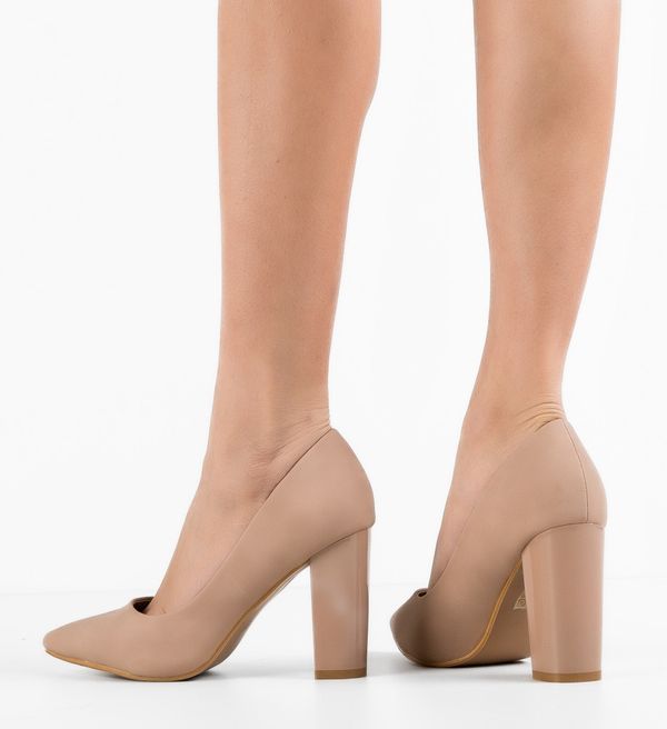 Carolie Обувки Faisal Бежов