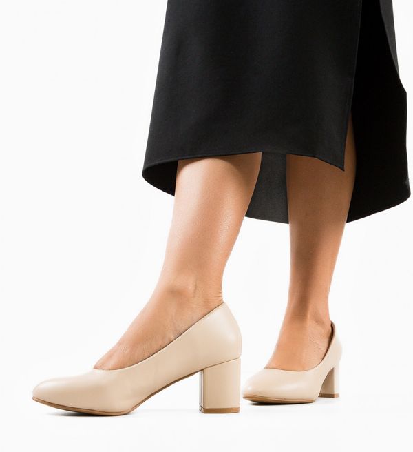 Carolie Обувки Izaak Бежов