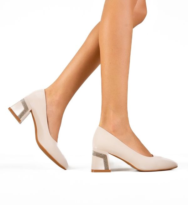 Carolie Обувки Martine Бежов