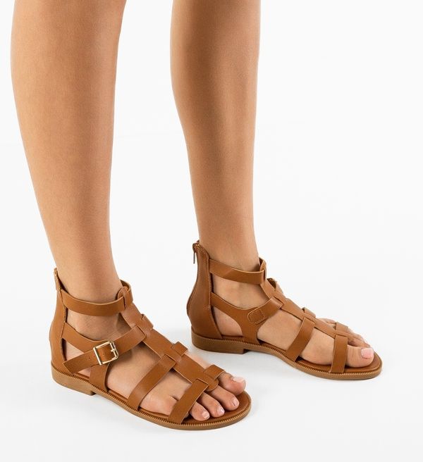 Ali Сандали Evonne Камел