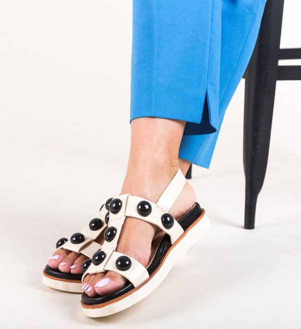 Ali Сандали Larson