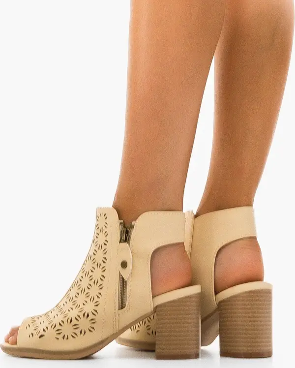 Ali Сандали на ток Adam Бежов