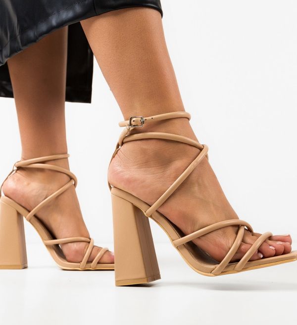 Ali Сандали на ток Amber Бежов