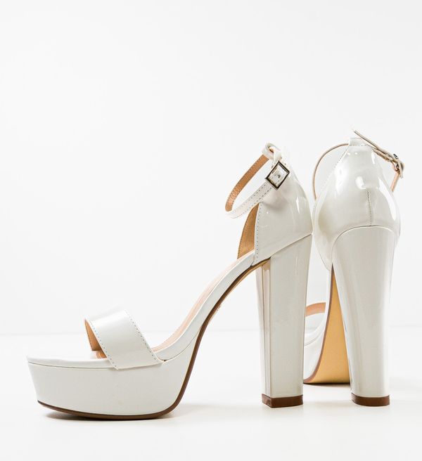 Tony Сандали на ток Butler Бели