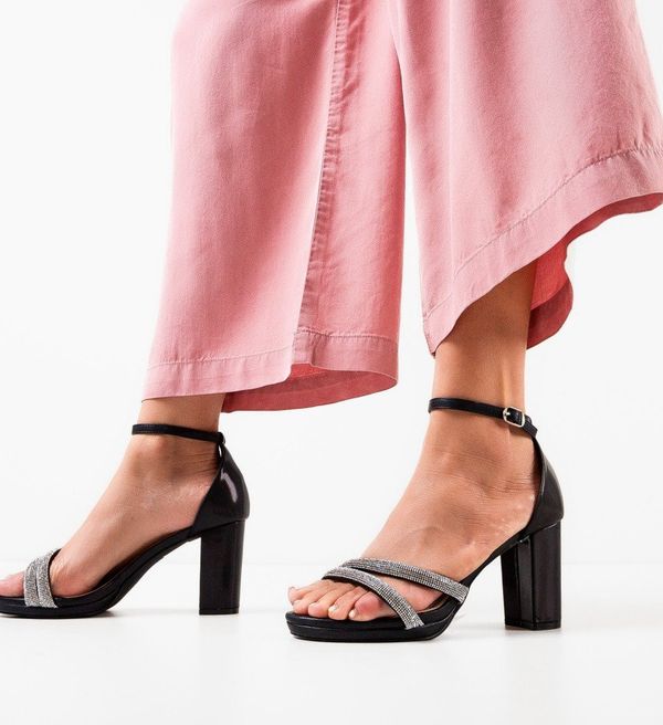 Hebe Сандали на ток Carter Черни